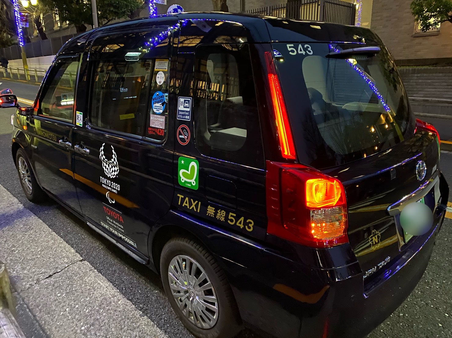JapanTaxiのタクシーが到着